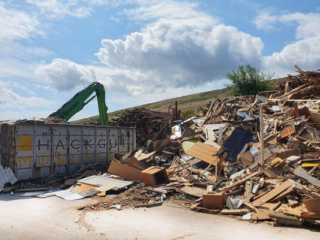 Hackgut Möslinger aus OÖ_Altholz und Wurzelstock Recycling