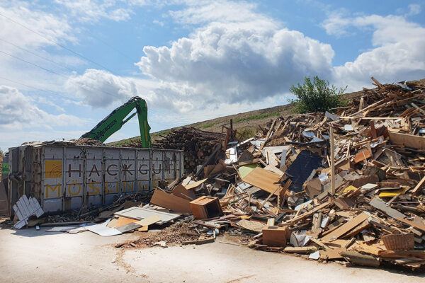 Hackgut Möslinger aus OÖ_Altholz und Wurzelstock Recycling