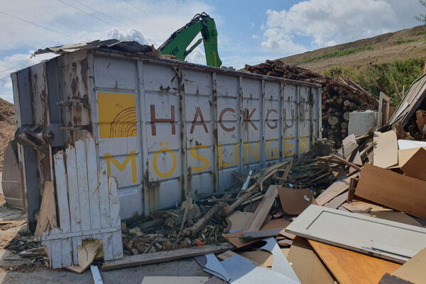 Hackgut Möslinger aus OÖ_Altholz und Wurzelstock Recycling
