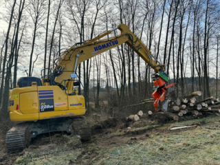 Hackgut Möslinger aus OÖ_Komatsu Raupenbagger 25to