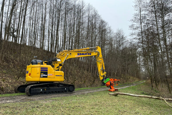 Hackgut Möslinger aus OÖ_Komatsu Raupenbagger 25to