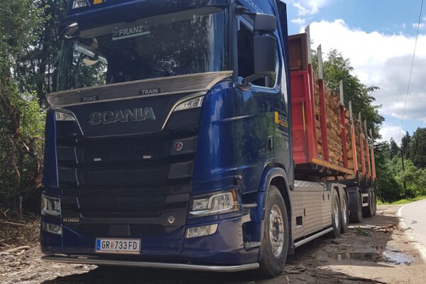 Hackgut Möslinger aus OÖ_Scania Rungen mit Kran