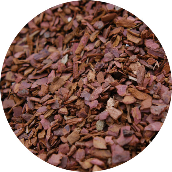 Der Lärchenrindenmulch ist besonders beständig und ein echter Hingucker im Garten, erhältlich bei Hackgut Möslinger aus OÖ